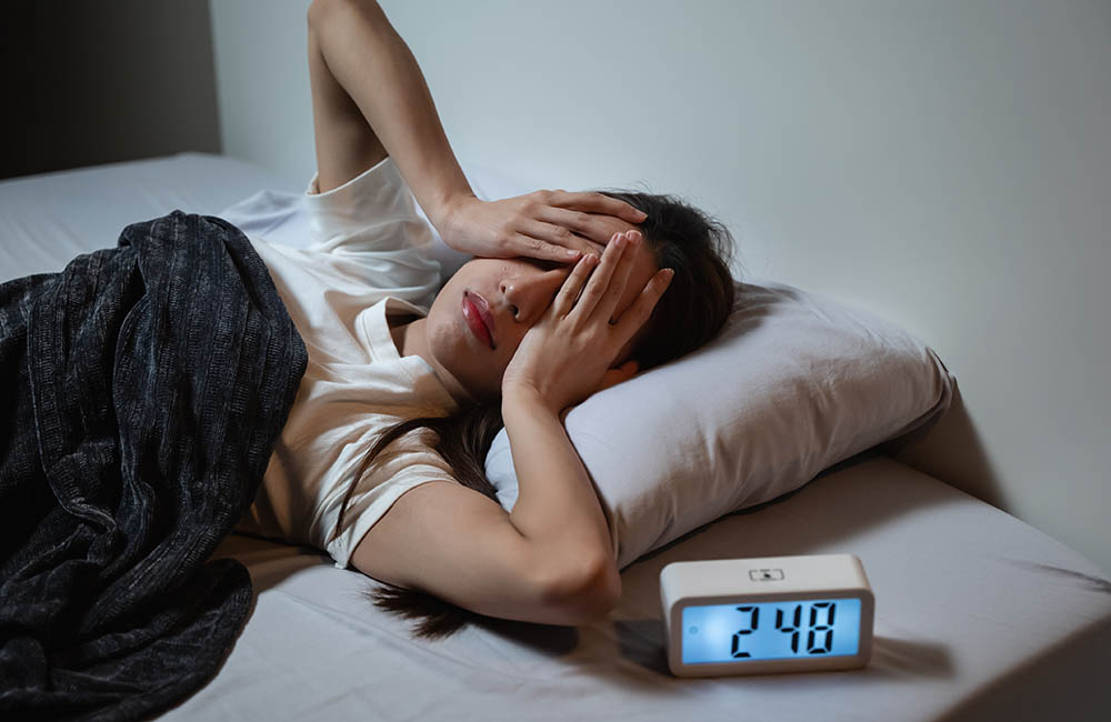 Frau liegt im Bett und hat Schlafstörungen (c)  Pormezz - stock.adobe.com